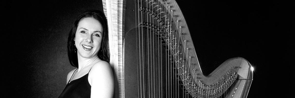Lakshmi Matthieu naast de pedaalharp